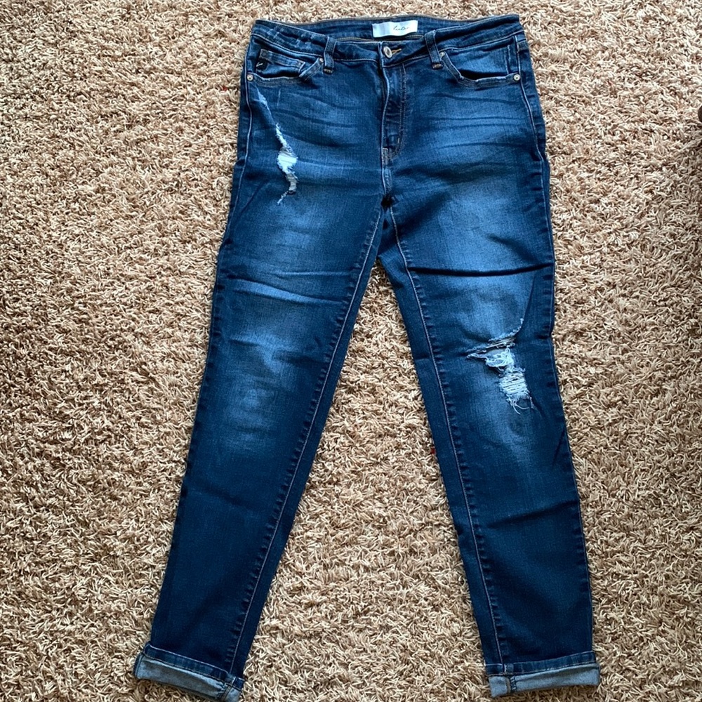 Kancan dark wash distressed skinnies. Size 11/29
